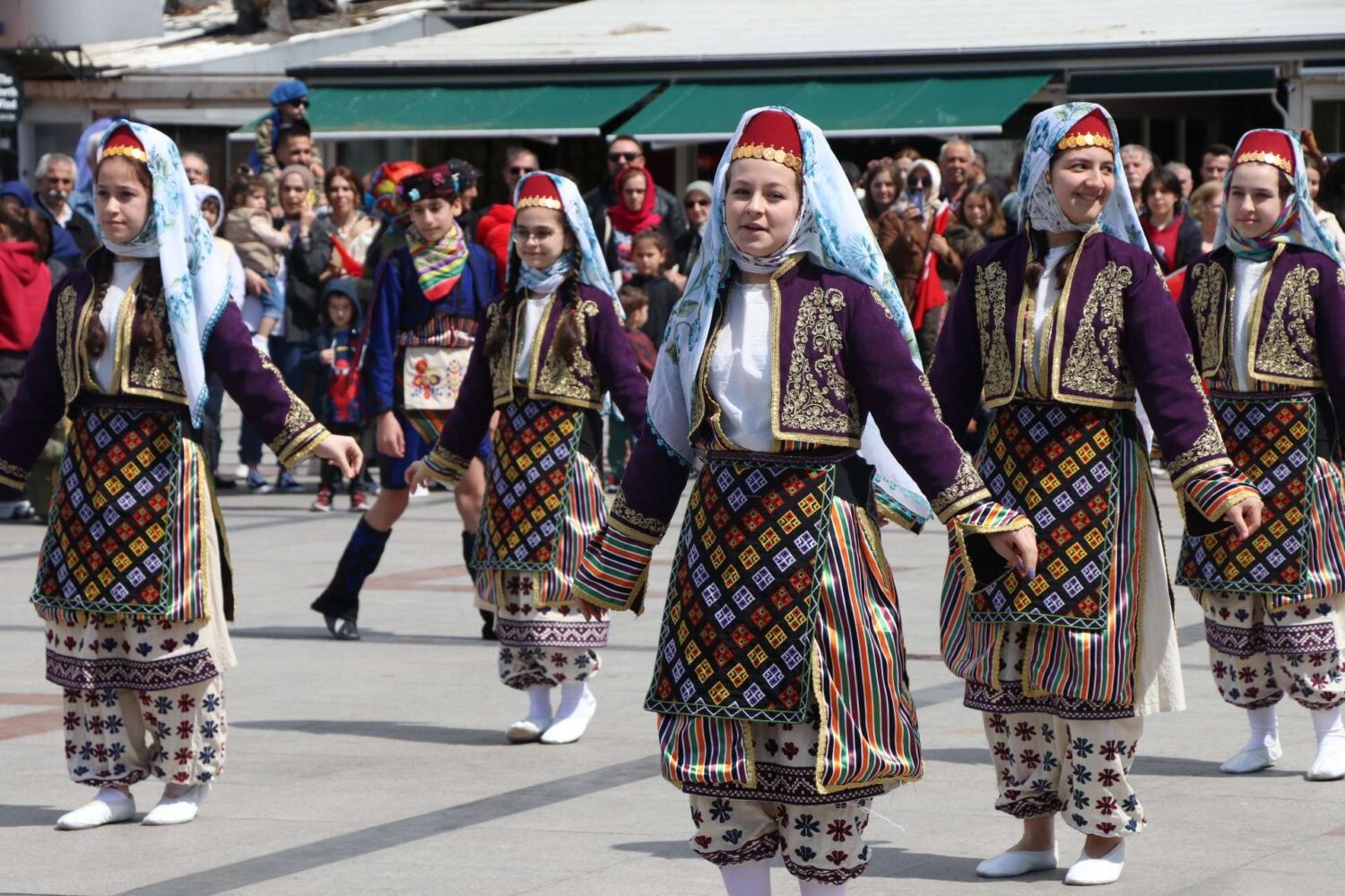 Ramazan Bayramının 3'üncü gününe denk gelen 23 Nisan Ulusal Egemenlik ve Çocuk Bayramı Bandırma Cumhuriyet Meydanında gerçekleştirilen törenle kutlandı.