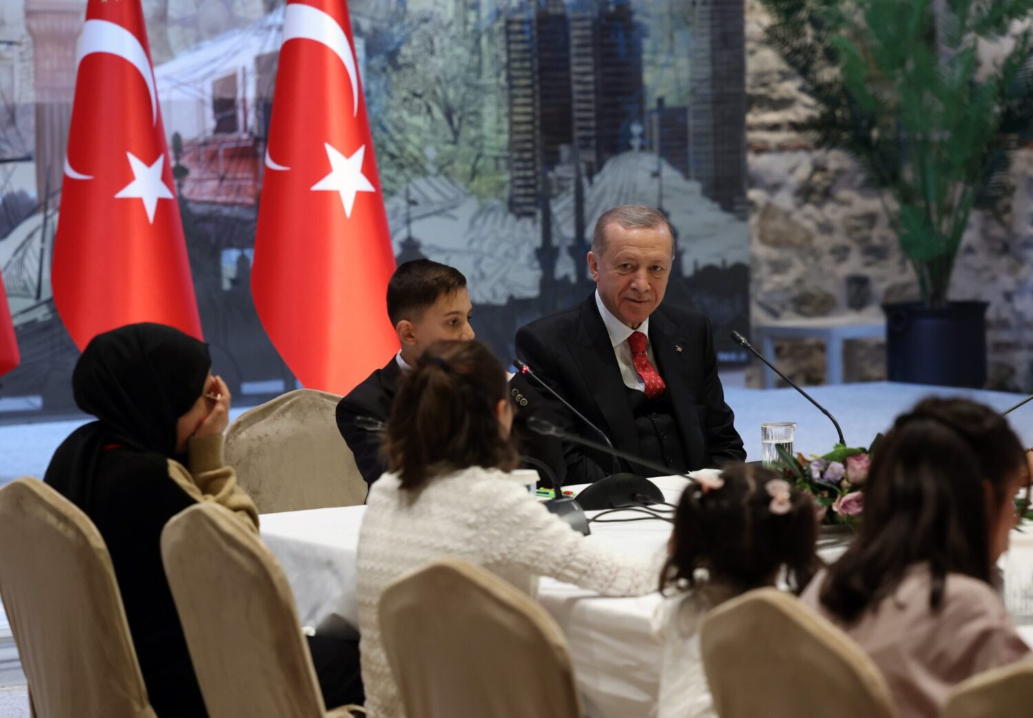 Cumhurbaşkanı Erdoğan daha sonra sözü çocuklara bırakarak, taleplerini dinledi. Çocukların özellikle enerji, teknoloji, bilim ve spor alanındaki talepleri dikkat çekti.
Bir çocuğun okulların bahçelerine basketbol ve voleybol sahaları yapılmasını talebini dikkatle dinleyen Erdoğan, Milli Eğitim Bakanı Mahmut Özer'e talimatlar verdi.
Çocuklarla Cumhurbaşkanı Erdoğan arasında renkli diyaloglar da yaşandı. Programa katılan bir çocuk Cumhurbaşkanı olması durumunda TFF Başkanı'nı değiştireceğini çünkü Fenerbahçe'nin hakemlerle sorunu olduğunu savundu.