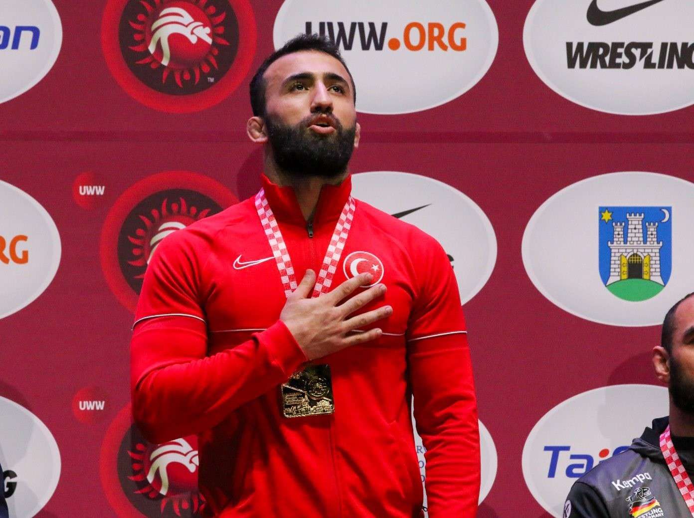 Büyükler Avrupa Güreş Şampiyonası'nda grekoromen stil 82 kiloda altın madalya kazanan Burhan Akbudak, Kahramanmaraşlı olarak madalyasını depremzedelere armağan etti. 