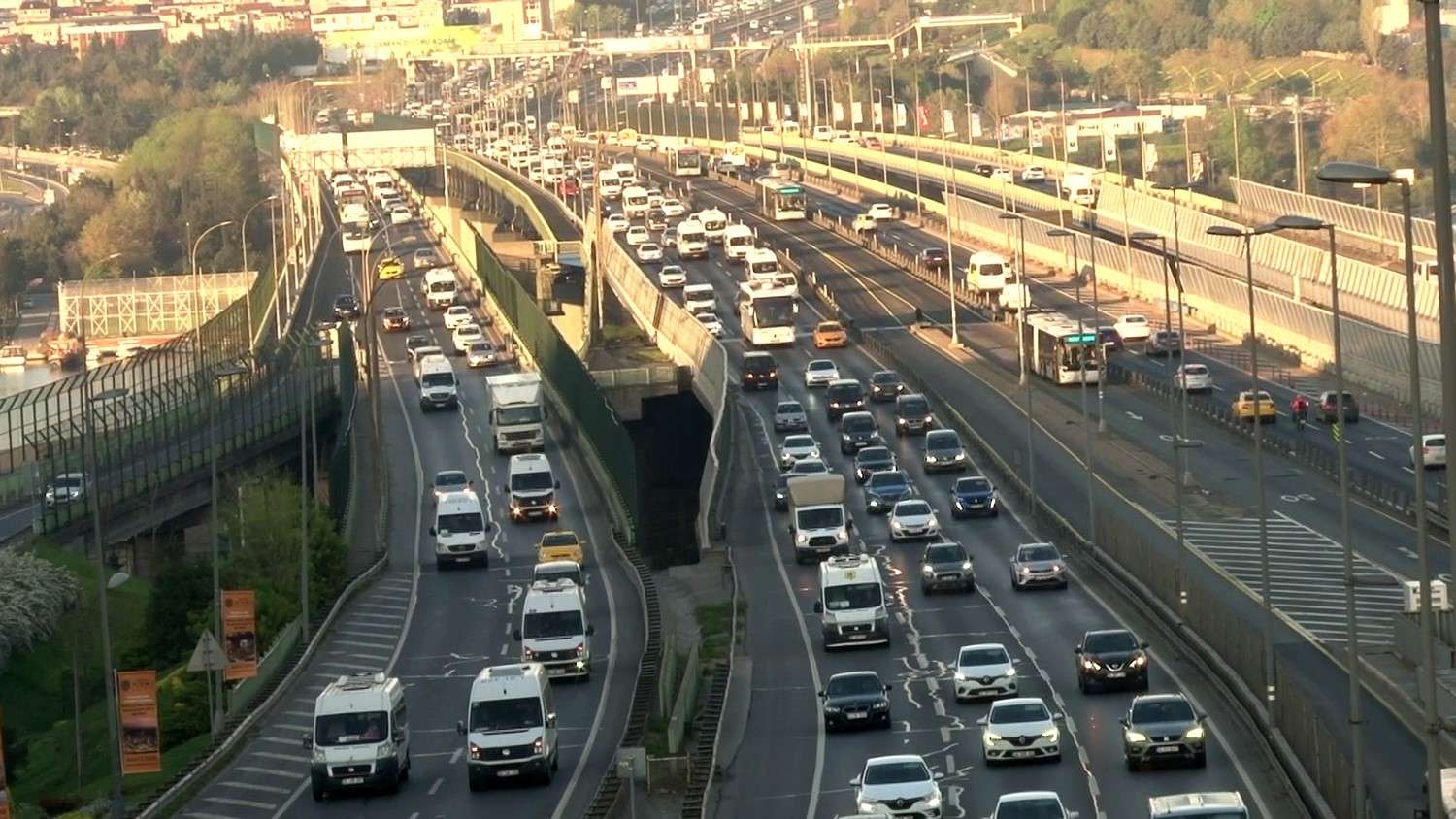 2022-2023 eğitim ve öğretim yılının son ara tatili ve Ramazan Bayramı tatilinin sona ermesiyle birlikte trafik yoğunluğu oluştu ve yer yer durma noktasına geldi.