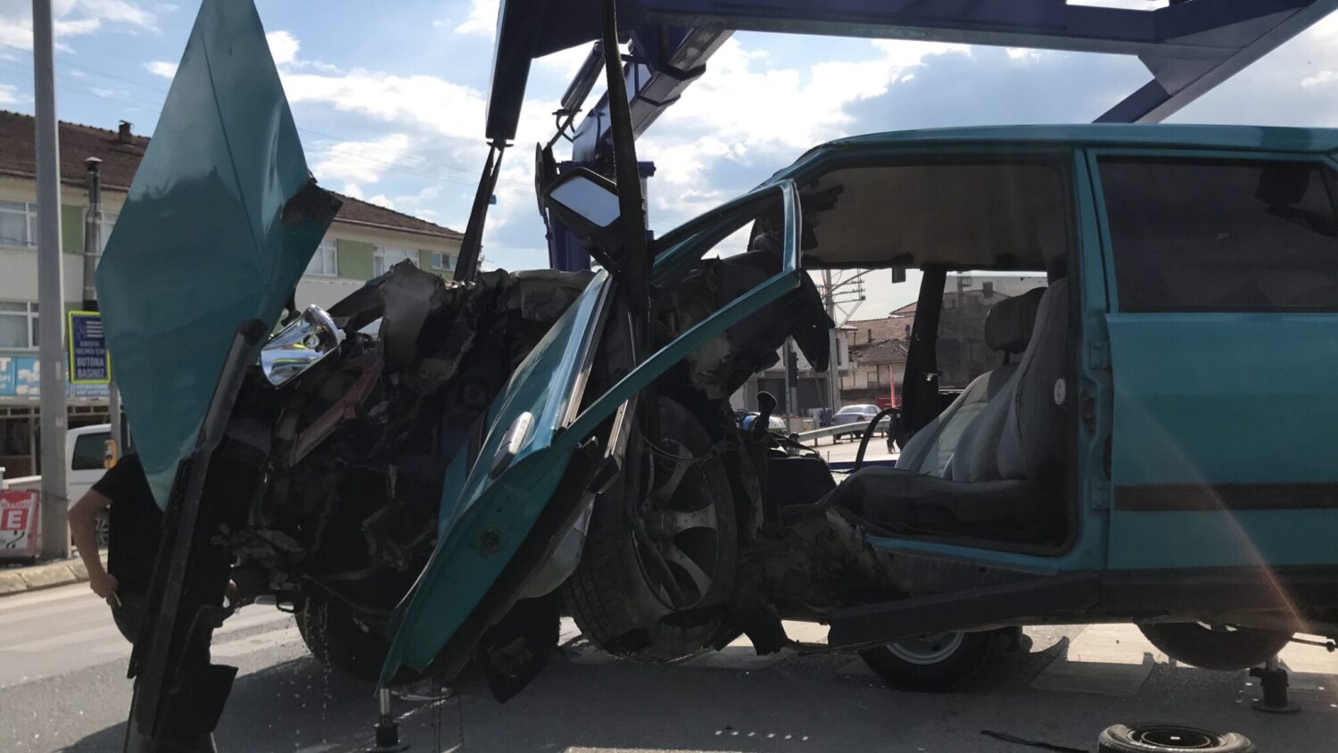 Kocaeli'nin Kartepe ilçesinde sol arka lastiği yerinden kopan otomobil, trafik lambasının direğine çarptı. Meydana gelen kazada 2'si çocuk 4 kişi yaralandı.