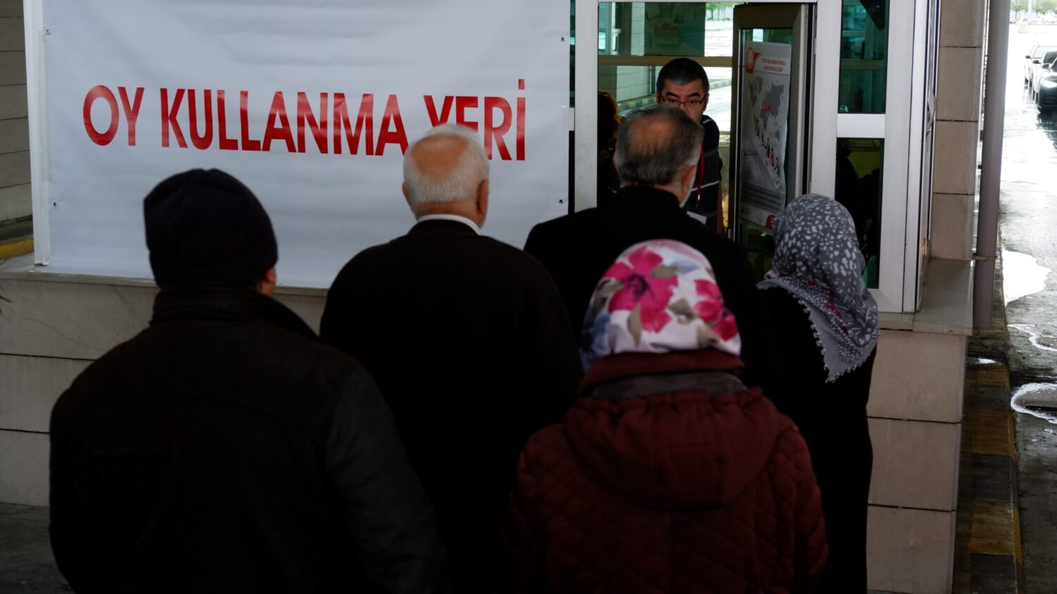 Gümrük kapıları ile sınır kapılarında oy verme işlemi bugün saat 08.00'de başladı.