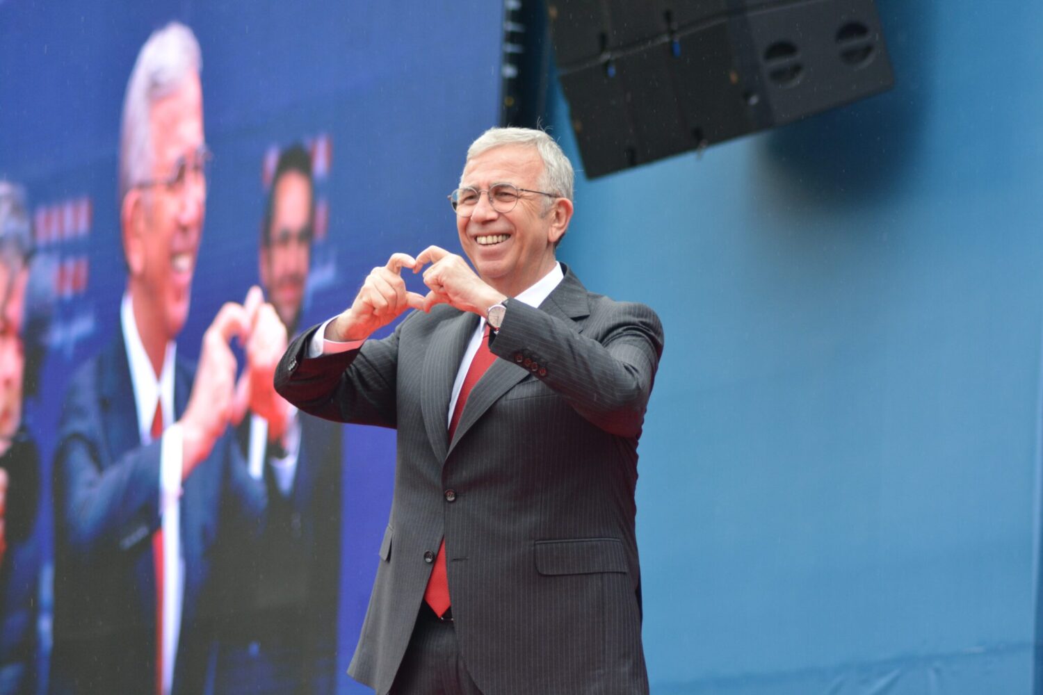 CHP Genel Başkanı ve Millet İttifakı Cumhurbaşkanı Adayı Kemal Kılıçdaroğlu bugün Balıkesir'deydi. Mitinge Ankara Büyükşehir Belediye Başkanı Mansur Yavaş ile İstanbul Büyükşehir Belediye Başkanı Ekrem İmamoğlu'da ve DEVA Partisi Genel Başkanı Ali Babacan'da katıldı. Miting bugün saat 13:30'ta Atatürk Stadyum önünde Kuva-i Milliye Meydanı'nda yapıldı.