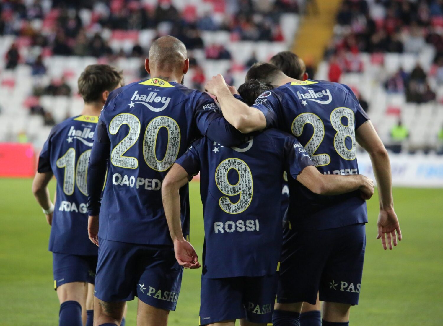 Fenerbahçe, ikinci yarısını 10 kişi oynadığı maçta Sivasspor'u deplasmanda 3-1 mağlup ederek yenilmezlik serisini 9 maça çıkardı.