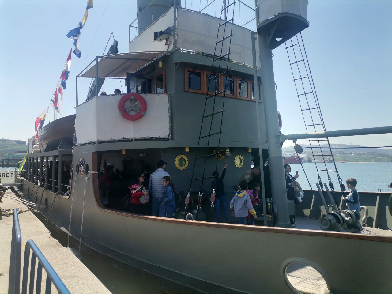 Çanakkale'de 1915'te döşediği mayınlarla tarihin seyrini değiştiren Nusret mayın gemisi, Balıkesir'in Bandırma ilçesinde 1 günlüğüne vatandaşların ziyaretine açıldı.