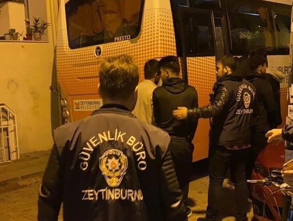 Zeytinburnu'nda göçmen kaçakçılığına yönelik yapılan operasyonlar sonucunda bu yıl bin 474 kaçak göçmen sınır dışı edildi.
