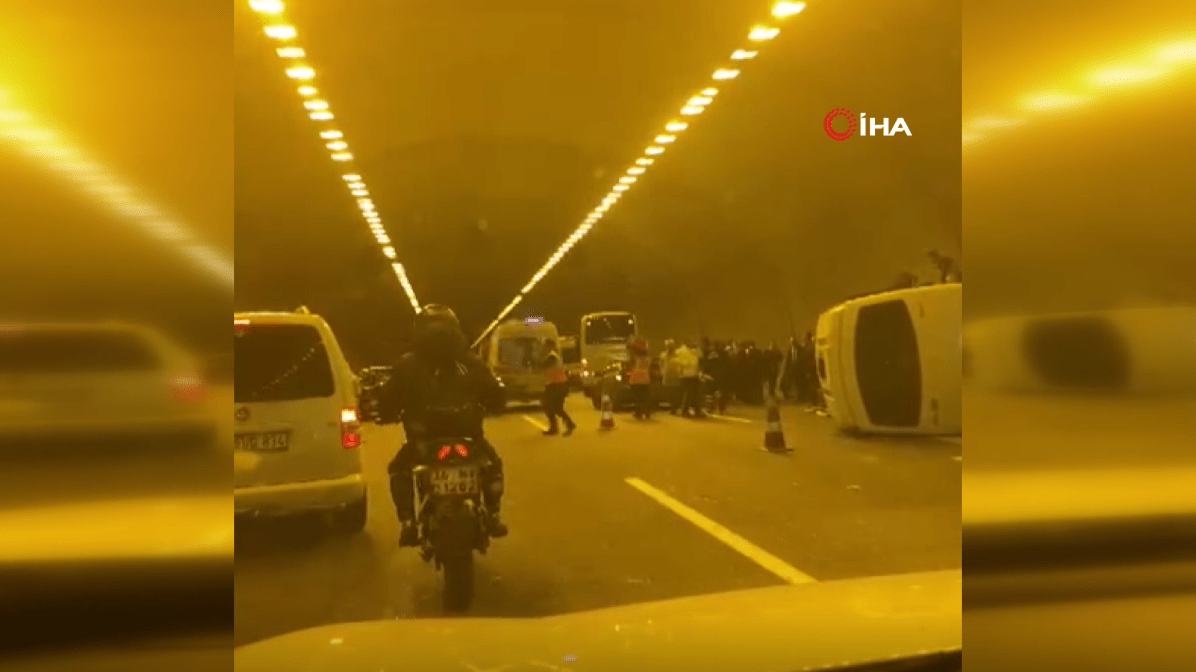 Kuzey Marmara Otoyolu Başakşehir istikameti Cebeci tünelinde kamu görevlilerini taşıdığı iddia edilen servis aracı kazaya karıştı. Kaza nedeniyle tünelde trafik akışı tek şeritten sağlanırken olay yerine çok sayıda itfaiye, sağlık ve polis ekibi sevk edildi.