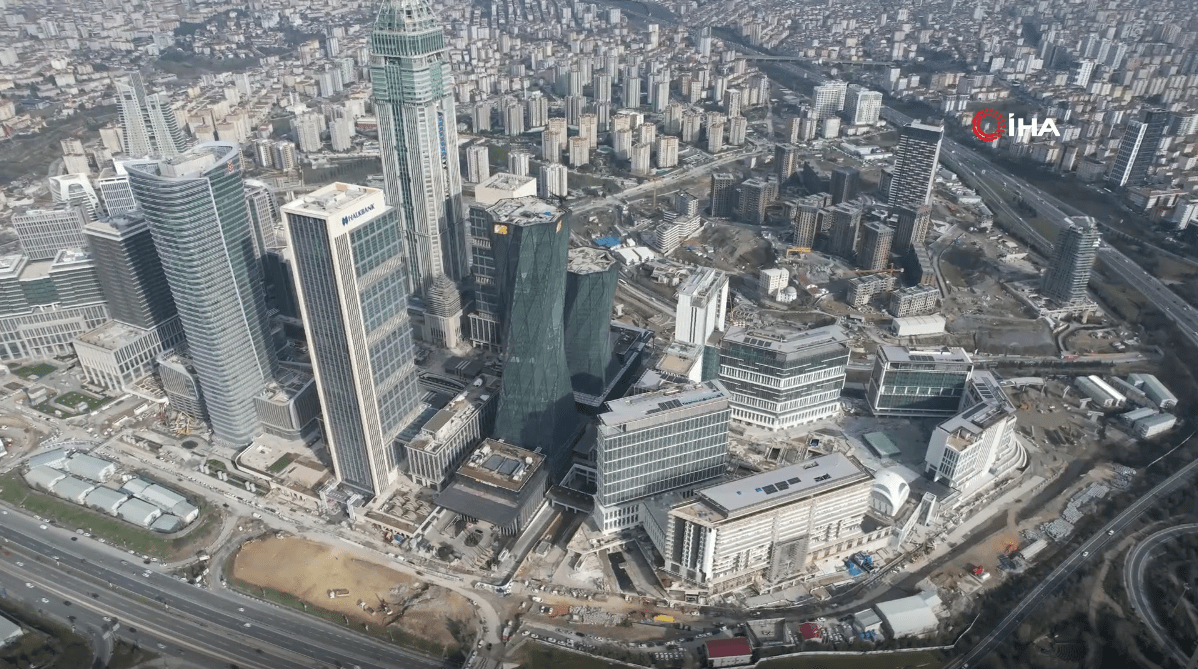 Ekonomi ve iş dünyasının merakla beklediği İstanbul Finans Merkezi'nin Bankalar etabının açılış tarihi açıklandı. Türkiye Varlık Fonu tarafından sahiplenilen ve Çevre Şehircilik ve İklim Bakanlığı koordinasyonunda tamamlanan Bankalar Etabı, 17 Nisan Pazartesi günü Cumhurbaşkanı Recep Tayyip Erdoğan tarafından törenle açılacak. İstanbul Finans Merkezi'nin Bankalar etabı, Türkiye'nin finans sektöründeki gücünü artırmayı hedefliyor ve Türkiye'nin dünya ekonomisindeki rolünü daha da büyütmeyi amaçlıyor.