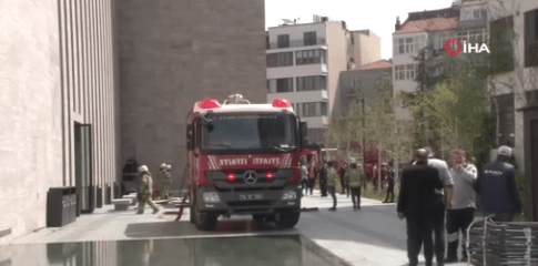 Atatürk Kültür Merkezi'nde (AKM) dış cephe izolasyonu çalışmaları esnasında yangın meydana geldi. Olaya müdahale etmek üzere çok sayıda itfaiye ekibi sevk edildi ve yangın kısa sürede söndürüldü.