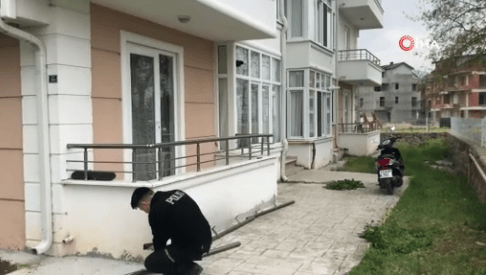 Kocaeli'nin Kartepe ilçesinde bir kişi, motosikletin anahtarlarını üzerinde unuttuğundan şüphelenerek ikinci kat penceresinden aşağı bakarken düşerek yaralandı.