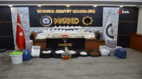 İstanbul'un Beykoz ilçesinde polis ekiplerinin düzenlediği uyuşturucu operasyonunda 4 şüpheli gözaltına alındı. Operasyonda 654 kilogram kristal ve sıvı metamfetamin maddesi ele geçirildi.