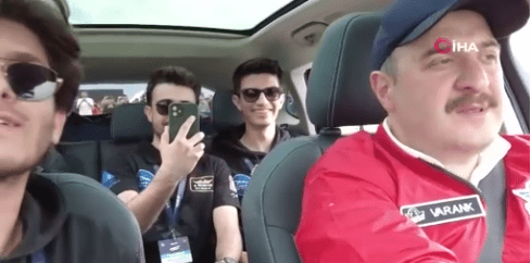 Sanayi ve Teknoloji Bakanı Mustafa Varank, gençlerle birlikte Togg aracıyla sürüş yaparak onlara heyecan dolu anlar yaşattı.