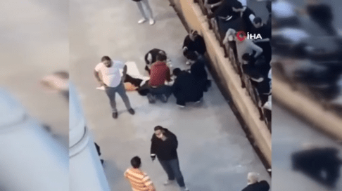 Kağıthane'de ailesiyle tartıştığı iddia edilen 14 yaşındaki bir kız çocuğu, sinir krizi geçirdi. Sonrasında bulunduğu 15 katlı rezidansın terasından düşerek ağır yaralandı ve kaldırıldığı hastanede hayatını kaybetti.