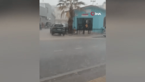 Aniden bastıran sağanak dolu ve sağanak yağış Bursa'da hayatı felç etti.