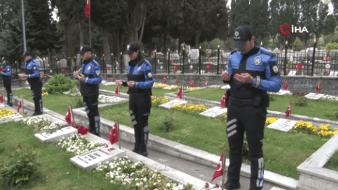  İstanbul Polisi, Ramazan Bayramı dolayısıyla Edirnekapı Şehitliği'ni ziyarete gelen şehit aileleri ve vatandaşları yalnız bırakmadı.