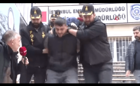 CHP İstanbul İl Başkanlığına saldırı iddiasında yeni gelişme: Şüphelilerin havaya ateş açtığı anlar kamerada CHP İstanbul İl Başkanlığı binasına silahlı saldırı iddiasına ilişkin yürütülen soruşturma kapsamında adliyeye sevk edilen 4 şüpheliden 3'ü, adli kontrol