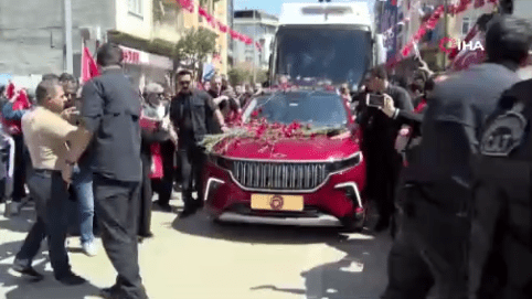 Cumhurbaşkanı Recep Tayyip Erdoğan, miting düzenleyeceği Bursa'nın Gemlik ilçesine Togg aracıyla giriş yaptı.