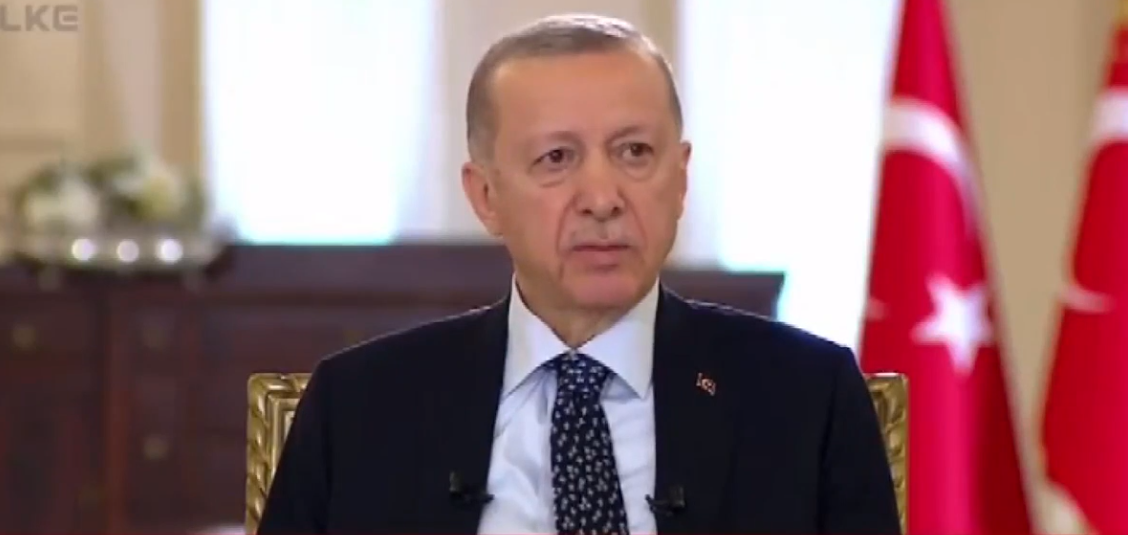AKP'li Cumhurbaşkanı Erdoğan, katıldığı ortak yayın sırasında rahatsızlandı. Parti liderleri Erdoğan'a geçmiş olsun dileklerini iletti.
