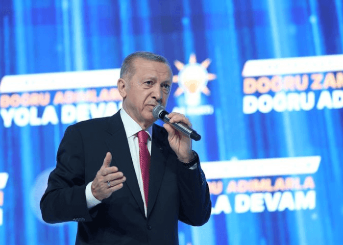 Cumhurbaşkanı Erdoğan, bugün 14.30'da AK Parti Seçim Beyannamesi ve Milletvekili Aday Tanıtım Toplantısı'na katılmak üzere geldiği Ankara Spor Salonu önünde vatandaşlara hitap etti.