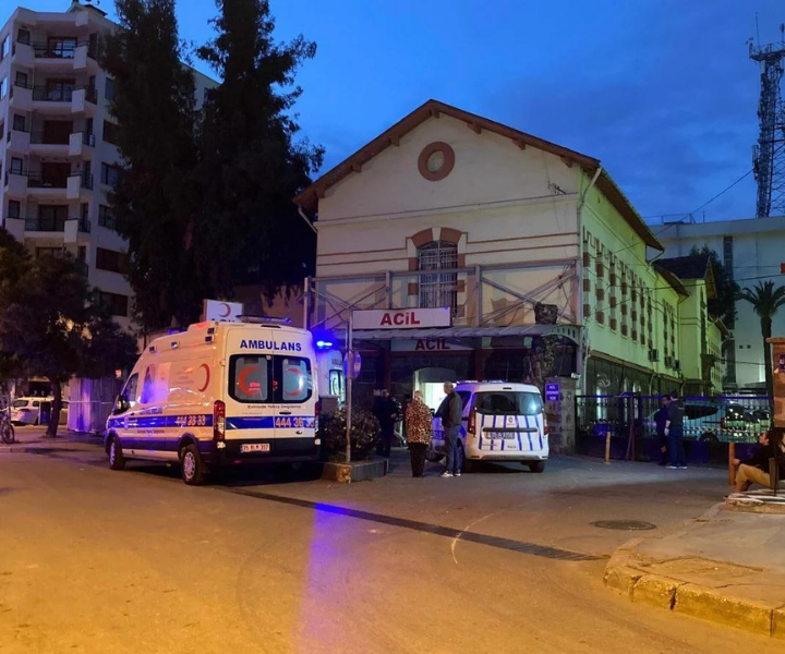 Dün sabah saatlerinde İzmir'in Alsancak Mahallesi'nde bir işletmede garsonluk yapan Emirkan Yılmaz, kimliği henüz belirlenemeyen kişi ya da kişiler tarafından göğsünden bıçaklandı.