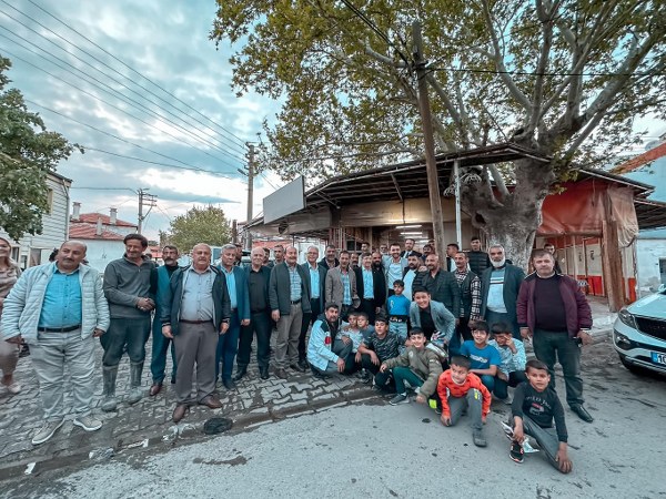 AK Parti Balıkesir 4. Sıra Milletvekili Adayı Ali Taylan Öztaylan, Ramazan Bayramı’nı Balıkesir'in ilçelerini gezerek vatandaşlar ile birlikte geçirdi.