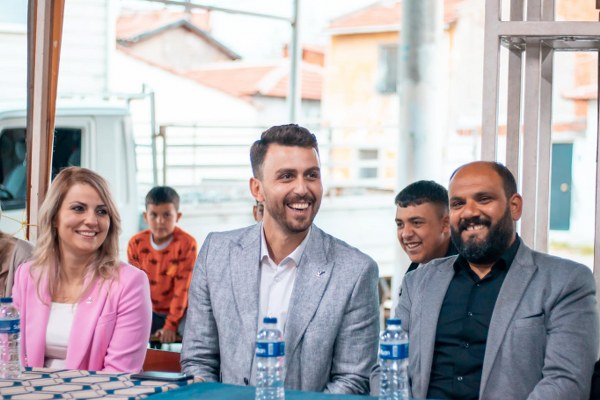 AK Parti Balıkesir 4. Sıra Milletvekili Adayı Ali Taylan Öztaylan, Ramazan Bayramı’nı Balıkesir'in ilçelerini gezerek vatandaşlar ile birlikte geçirdi.
