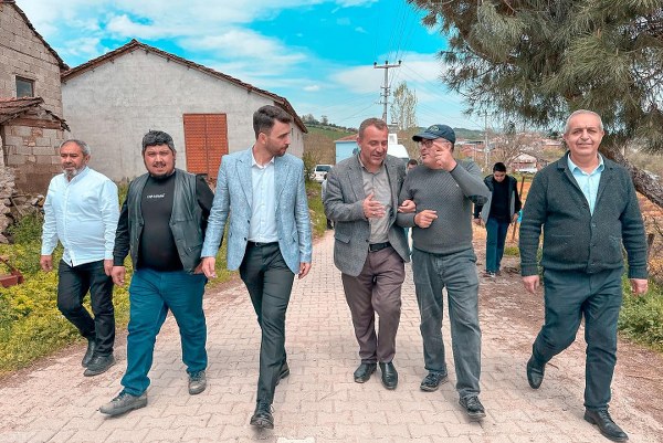AK Parti Balıkesir 4. Sıra Milletvekili Adayı Ali Taylan Öztaylan, Ramazan Bayramı’nı Balıkesir'in ilçelerini gezerek vatandaşlar ile birlikte geçirdi.