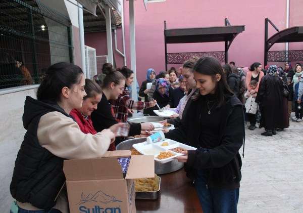 Karapürçek mahalle sakinleri tarafından Hafız Mustafa Can Aşevi’nde düzenlenen iftar programında yüzlerce davetli bir arada iftar yapmanın huzurunu yaşadı.