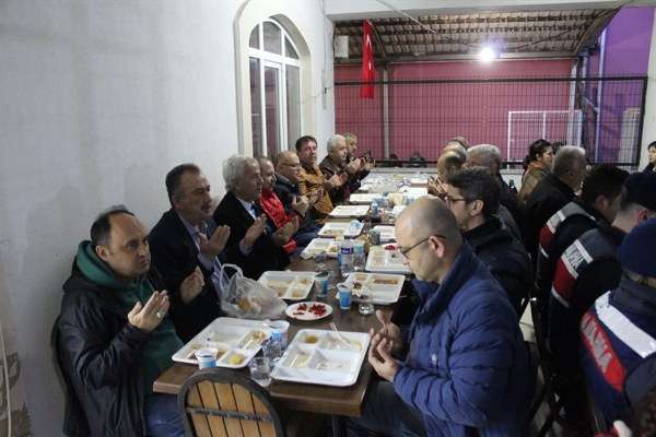Karapürçek mahalle sakinleri tarafından Hafız Mustafa Can Aşevi’nde düzenlenen iftar programında yüzlerce davetli bir arada iftar yapmanın huzurunu yaşadı.