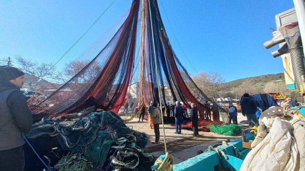 Balıkçıların son yıllarda önemli geçim kaynaklarından birisi olan Mavi Yüzgeçli Orkinos avcılığı için hazırlıklar tamamlandı. Balıkçılar Saate 60-70 kilometre hıza ulaşabilen Mavi Yüzgeçli Orkinos avcılığı ise kotaya tabi.