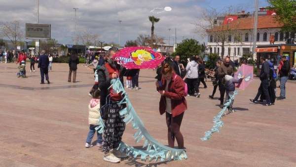  Bandırma'da geleneksel hale getirilen 'Uçurtma Şenliği'  Sahil bandırnda gerçekleştirildi. Belediyesi tarafından gerçekleştirilen etkinlik kapsamında sahil bandırnda toplanan çocuklara ücretsiz uçurtma dağıtıldı.