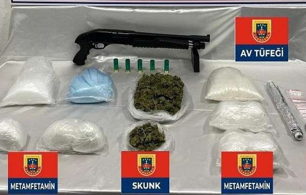 Bandırma'da Jandarma ekipleri tarafından gerçekleştirilen operasyonda uyuşturucu satıcılığı yaptıkları tespit edilen 6 kişi yakalanarak gözaltına alındı.