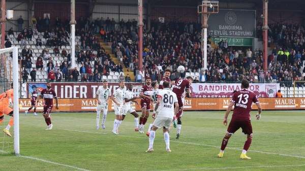 Spor Toto 1. Lig’in 33. haftasında Bandırmaspor, evinde konuk ettiği  konuk ettiği Sakaryaspor'u 27'nci dakikada Saponjic,  36'ncı dakikada Sergen ve 90+2'de  Tetteh'in kaydettiği gol ile sahadan 3-2 galip ayrıldı. Rakip Sakayaspor'un galleri ise 62'nci dakikada Donkar, 90+1'de ise Ümit Kurt kaydetti.