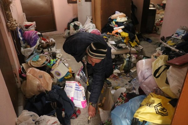 Bursa’nın Osmangazi ilçesinde annesi ile birlikte yaşayan Şemin Yetim’in hayatı annesi vefatın ardından çileye dönüştü. Annesi ile bir zamanlar birlikte yaşadığı ev zamanla çöp eve dönüştü. Yetim, şimdi ise belediyeden yardım talebinde bulunarak evinin temzlenmesini istiyor.