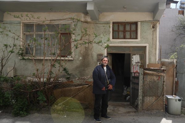 Bursa’nın Osmangazi ilçesinde annesi ile birlikte yaşayan Şemin Yetim’in hayatı annesi vefatın ardından çileye dönüştü. Annesi ile bir zamanlar birlikte yaşadığı ev zamanla çöp eve dönüştü. Yetim, şimdi ise belediyeden yardım talebinde bulunarak evinin temzlenmesini istiyor.