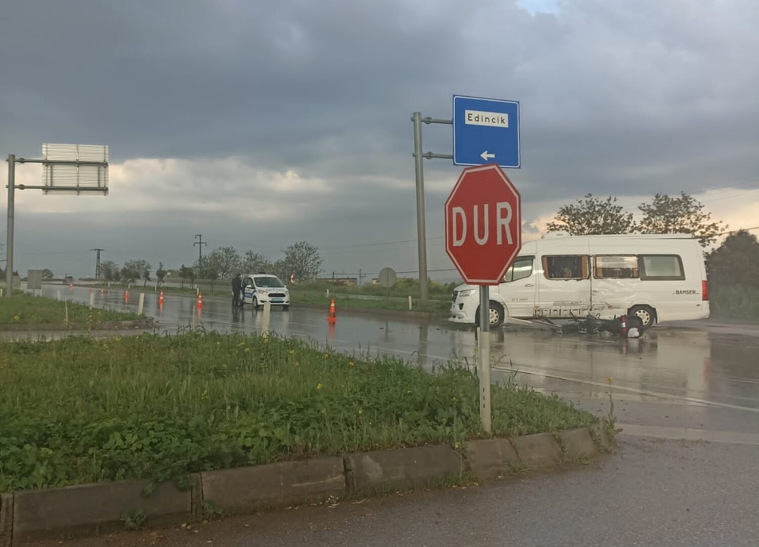 Balıkesir'in Bandırma ilçesinde Edincik kavşağında motosiklet ve minibüsün çarpıştığı trafik kazası meydana geldi.