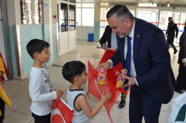 Ak Parti Bandırma İlçe Başkanı Mehmet Doğan 23 Nisan Ulusal Egemenlik ve Çocuk Bayramında Devlet Hastanesinde tedavisi devam eden çocuk hastaları ziyaret ederek bayramlarını kutladı.