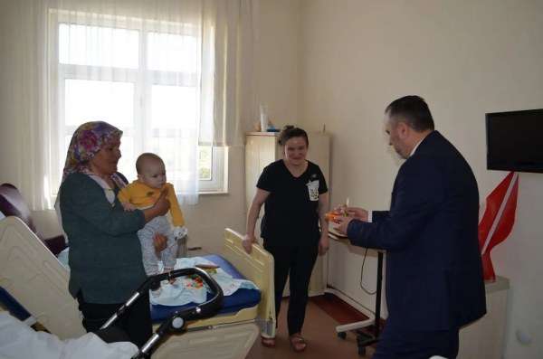 Ak Parti Bandırma İlçe Başkanı Mehmet Doğan 23 Nisan Ulusal Egemenlik ve Çocuk Bayramında Devlet Hastanesinde tedavisi devam eden çocuk hastaları ziyaret ederek bayramlarını kutladı.