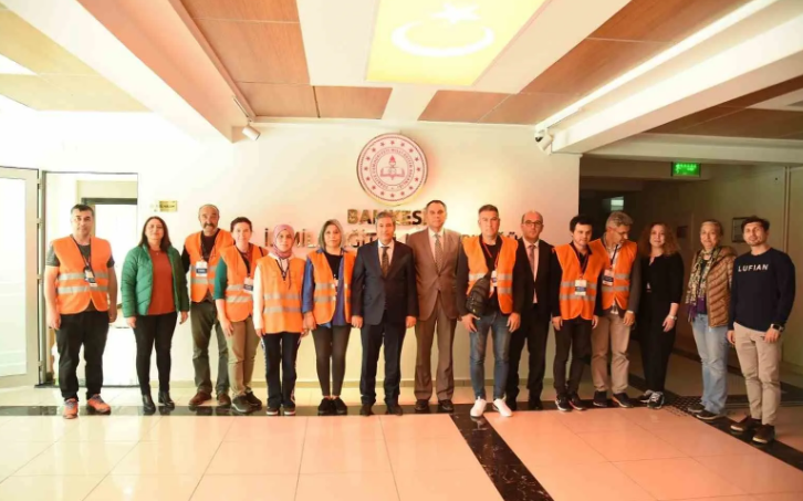 Depremin yıkıcı etkisiyle zarar gören çocukların psikososyal ihtiyaçlarını karşılamak amacıyla, gönüllü öğretmenler tarafından deprem bölgesindeki çocuklara destek hizmeti sürdürülüyor