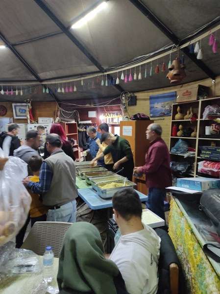 Bandırma'da faaliyetlerini sürdüren Bandırma Engelli ve Engelli Aileleri Derneği, Ramazan Ayı münasebetiyle üyelerine iftar yemeği verdi.