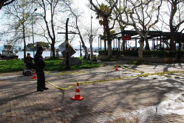Erdek Cumhuriyet Meydanında daha önceden aralarında husumet olduğu öğrenilen iki kişi arasında çıkan tartışmanın kavgaya dönüşmesinin ardından bir kişi silahla yaralandı.