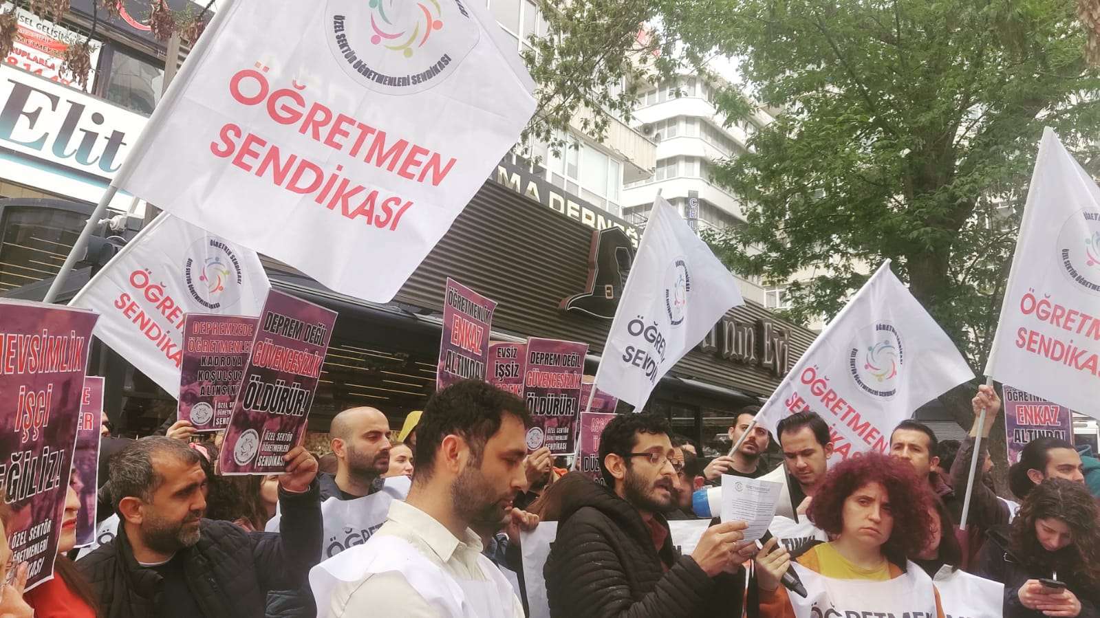 Özel Sektör Öğretmenleri Sendikasının çağrısıyla Ankara’da bir araya gelen eğitim emekçileri, deprem bölgesindeki öğretmenler için özlük haklarının korunması konusunda harekete geçti.