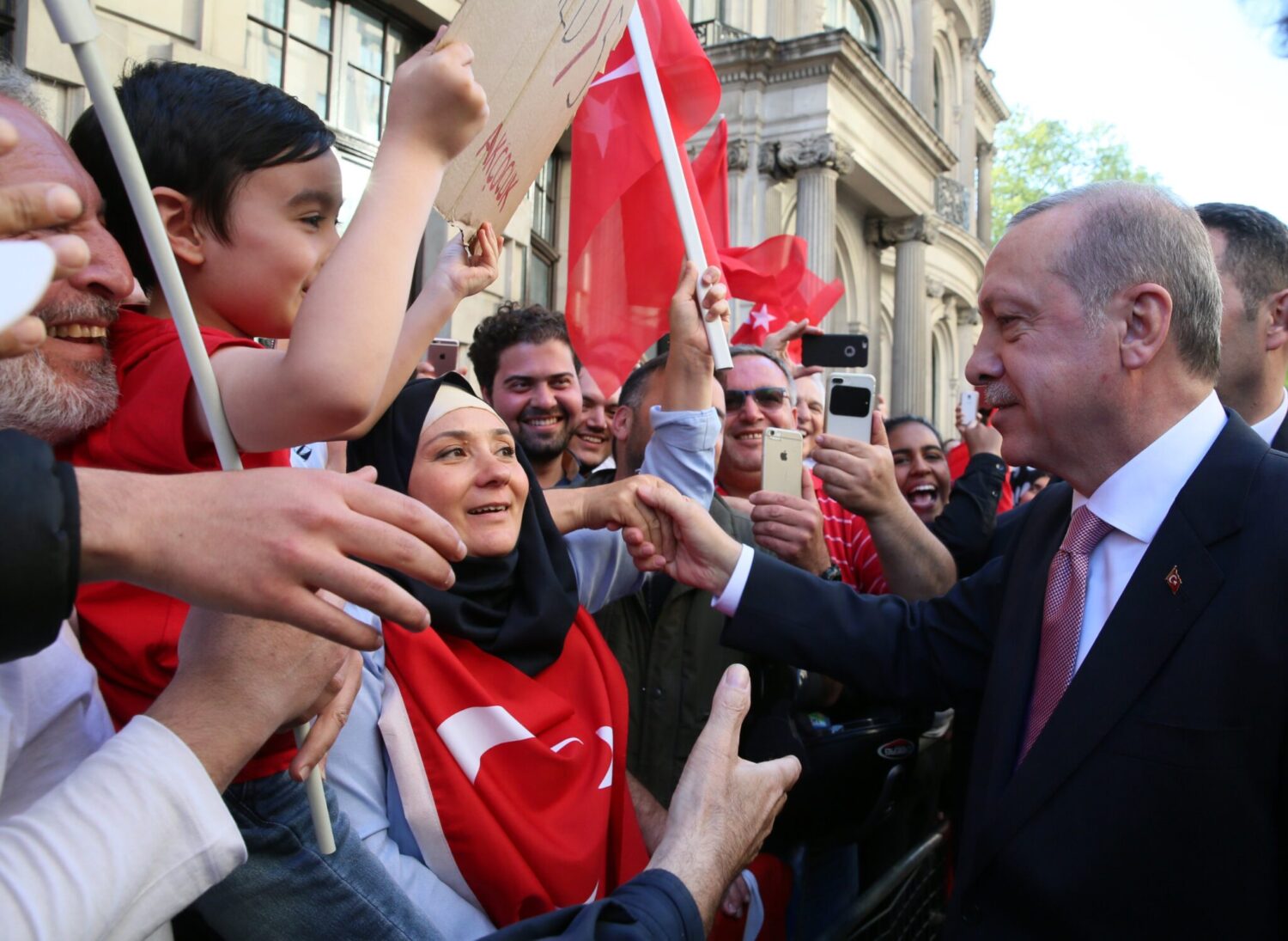 Cumhurbaşkanı Recep Tayyip Erdoğan sosyal medya hesabından yurt dışında yaşayan Türk vatandaşlar için gerçekleştirilecek projeleri paylaştı. 