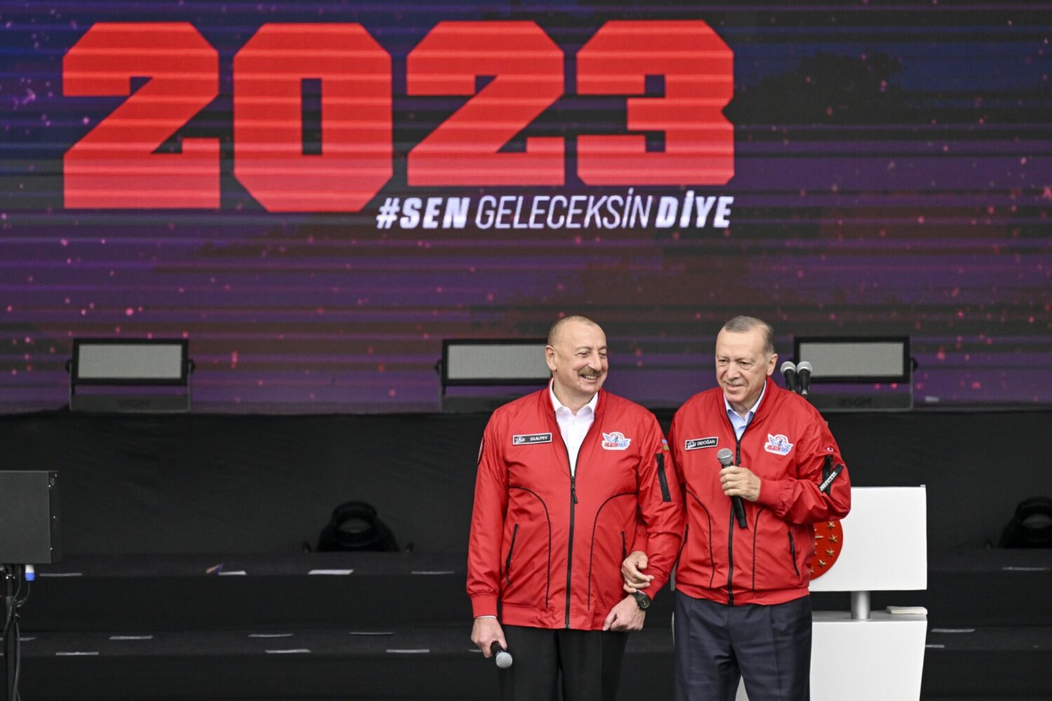 Cumhurbaşkanı Recep Tayyip Erdoğan ve Azerbaycan Cumhurbaşkanı İlham Aliyev, Teknofest 2023'e katıldı. İki lider ve eşleri, Azerbaycan Aliyev'in kullandığı TOGG aracı ile alana geldi.