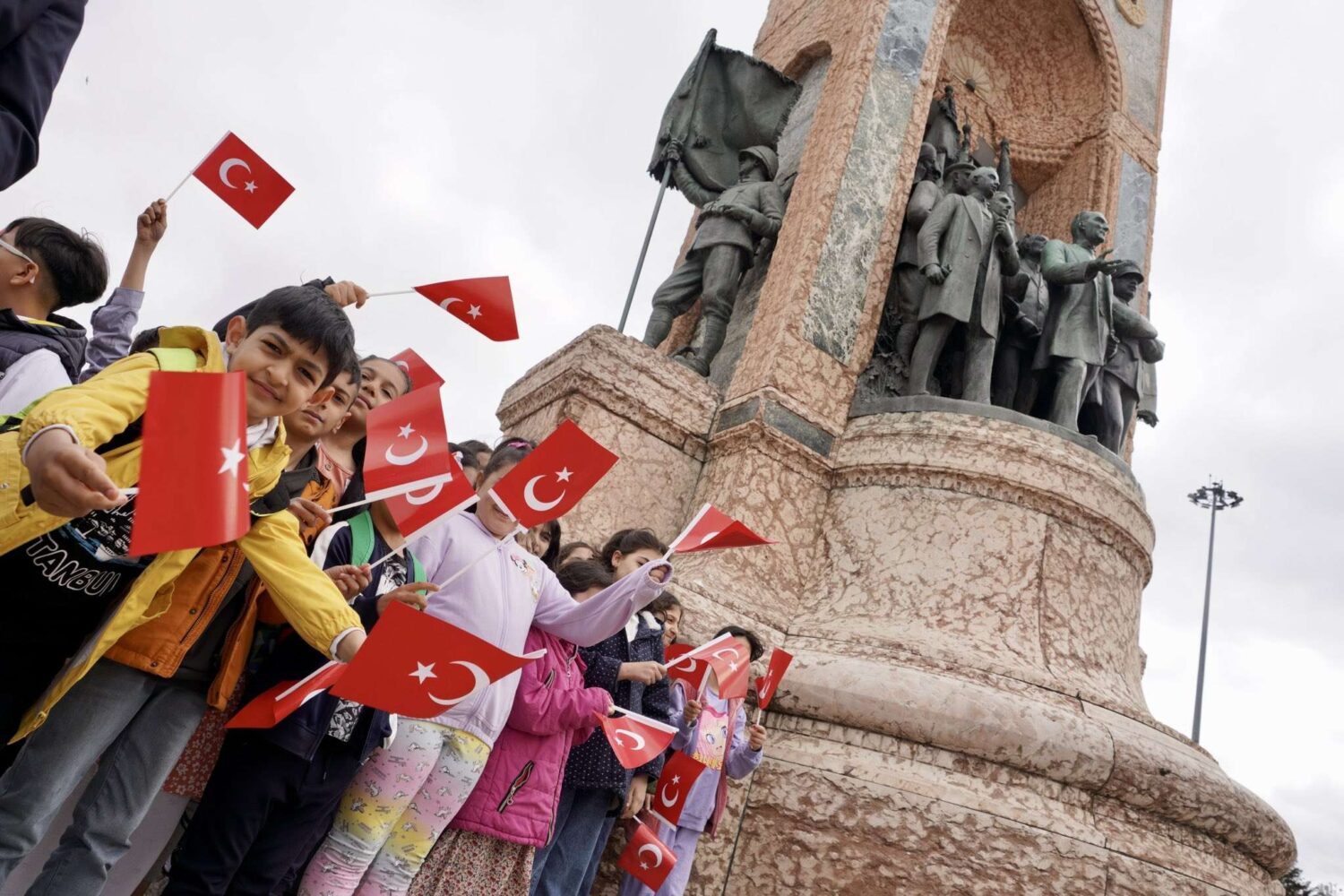 23 Nisan Ulusal Egemenlik ve Çocuk Bayramı kutlamaları kapsamında, Taksim Meydanı'ndaki Cumhuriyet Anıtı'na çelenk konuldu.