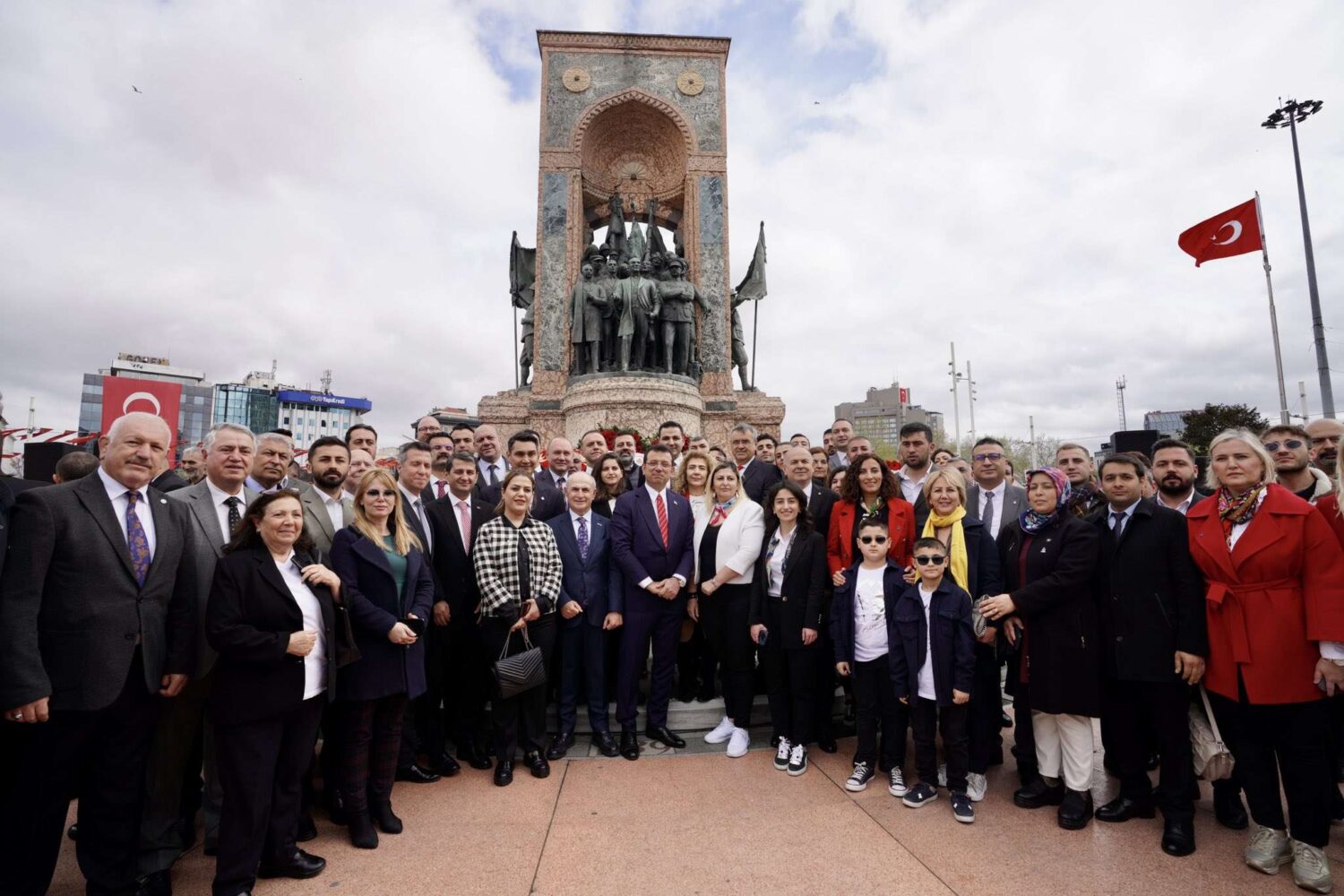 23 Nisan Ulusal Egemenlik ve Çocuk Bayramı kutlamaları kapsamında, Taksim Meydanı'ndaki Cumhuriyet Anıtı'na çelenk konuldu.