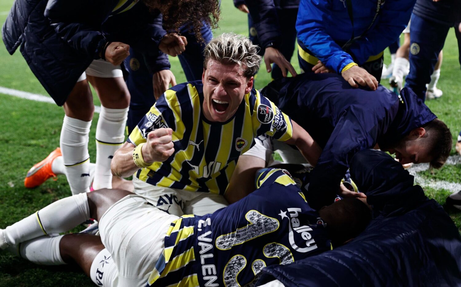 Fenerbahçe'de taraftarların takıma olan inancının arttı. Kadıköy'de İstanbulspor ile oynanacak maç için satışa çıkan tüm biletler tükendi. 