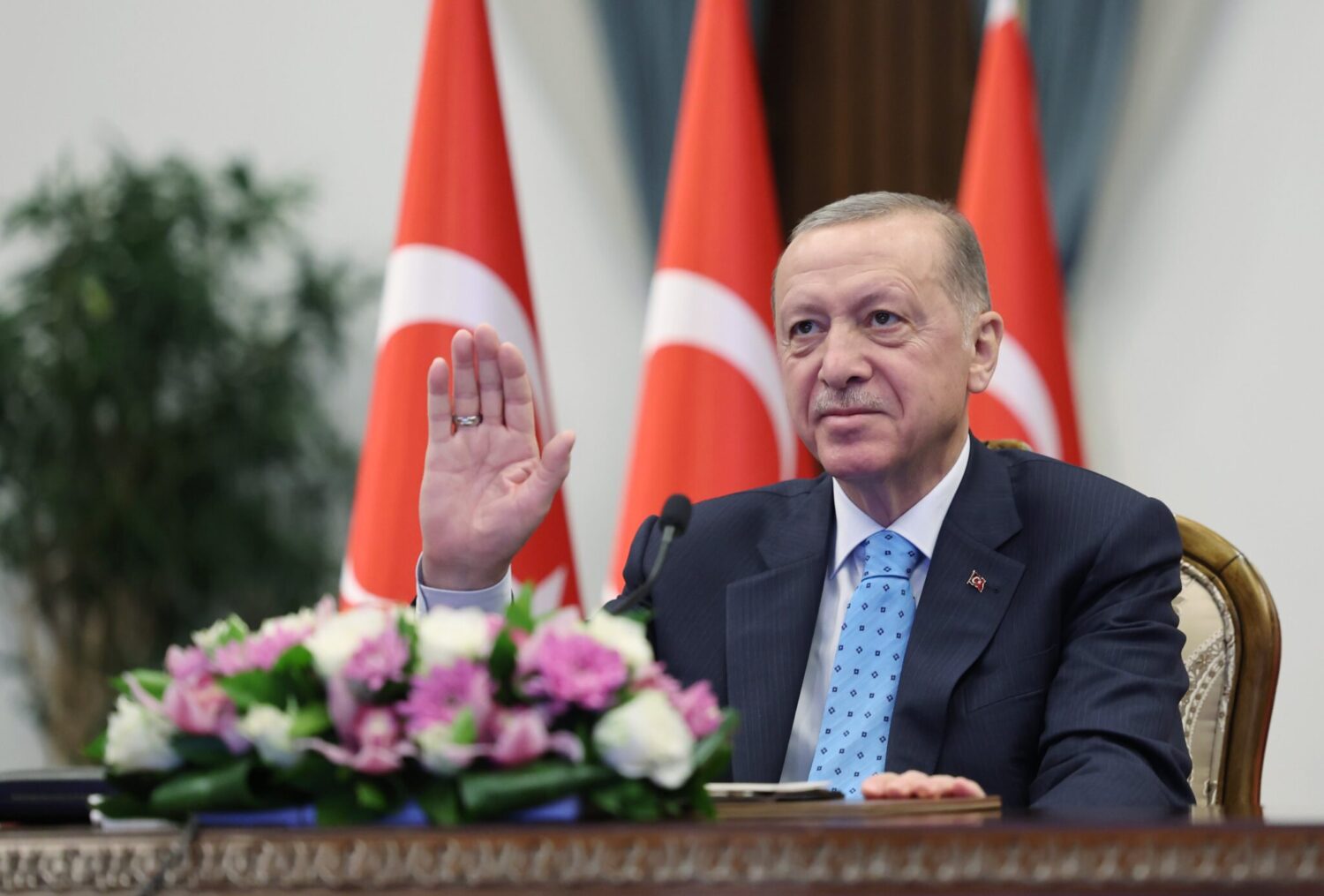 Cumhurbaşkanı Recep Tayyip Erdoğan, Akkuyu Nükleer Güç Santrali ilk nükleer yakıt getirme törenine Beştepe'den video konferans yöntemiyle katılarak açıklamalarda bulundu. 