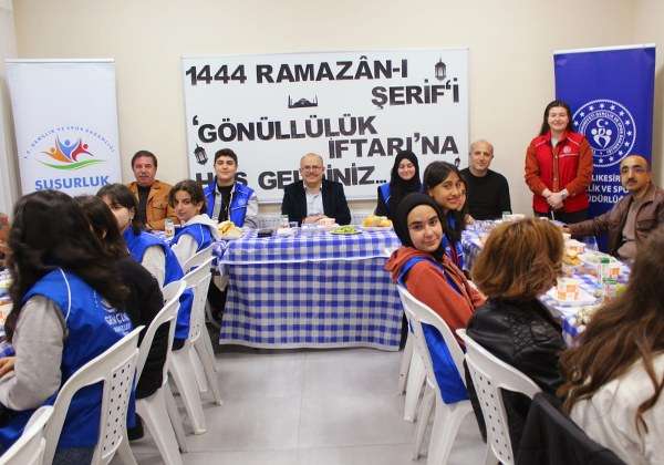 Susurluk Gençlik Merkezi tarafından organize edilen iftar programına katılan Kaymakam Muammer Köken, “Ben bu gençleri idealleri, hayalleri ve başarı çabalarıyla takdir ettim.” açıklamasında bulundu.