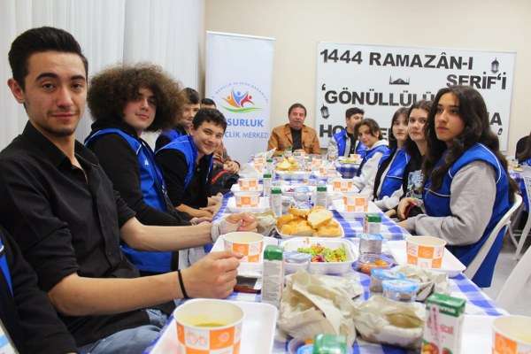 Susurluk Gençlik Merkezi tarafından organize edilen iftar programına katılan Kaymakam Muammer Köken, “Ben bu gençleri idealleri, hayalleri ve başarı çabalarıyla takdir ettim.” açıklamasında bulundu.